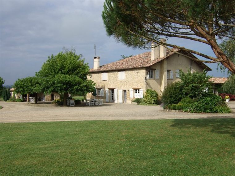 La maison depuis la pelouse