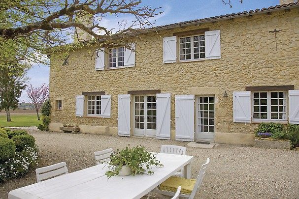 La façade et la grande table